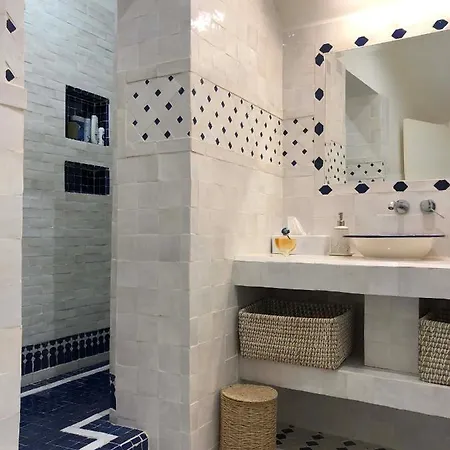 Petit Palace In Old Apartment *
