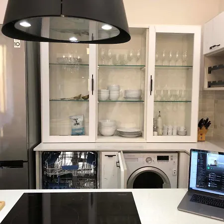 Petit Palace In Old Apartment