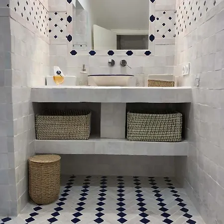Petit Palace In Old Apartment *